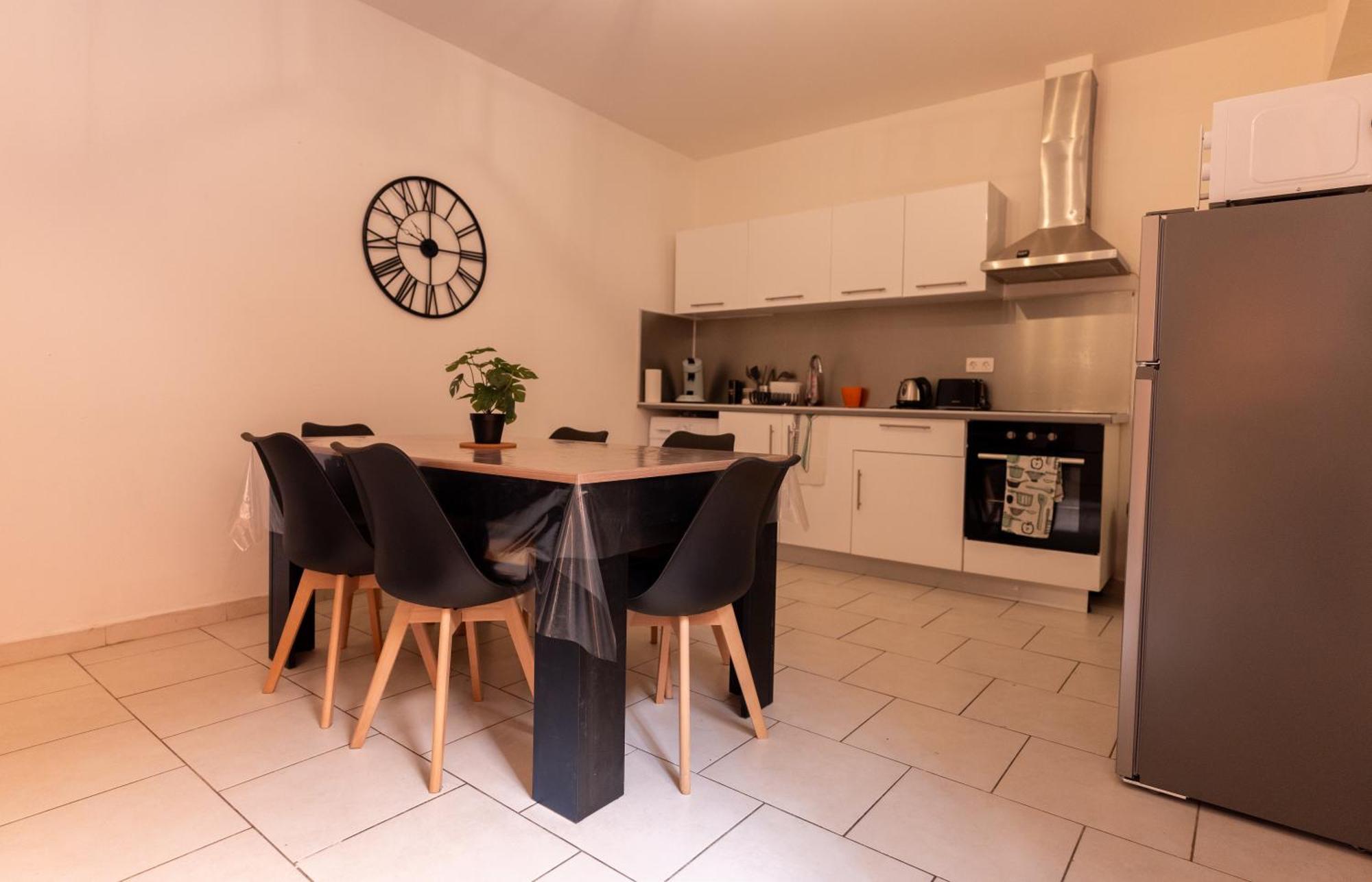Appartement Tout Equipe Pour 6 Personnes A 15Min Des Plages Beziers Bagian luar foto